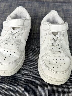 Nike White Kids Sneakers with Hook-and-Loop Strap